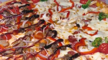 Taze ve lezzetli pizzanın yakın görüntüsü