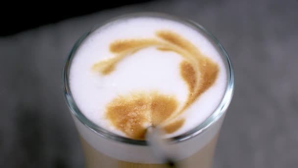 Latte-Art-Kaffee von oben — Stockvideo