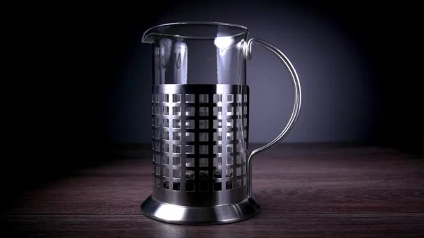 Glazen theepot voor thee op een donkere achtergrond — Stockvideo