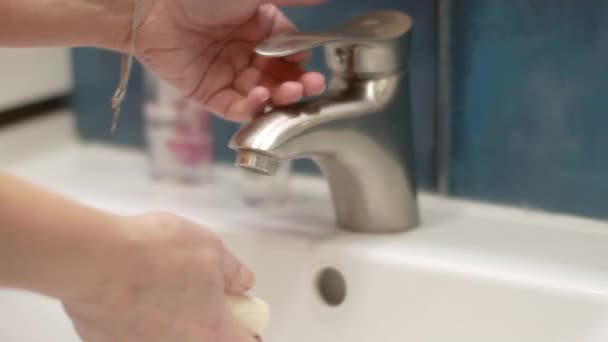 Frau wäscht sich die Hände. Hygienischer Eingriff. — Stockvideo