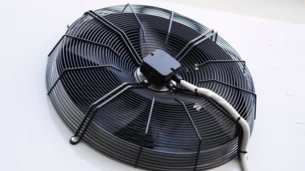 External air conditioning unit. The outdoor unit of the air conditioning system. — Stock Footage External air conditioning unit. The outdoor unit of the air conditioning system. Stock Video
