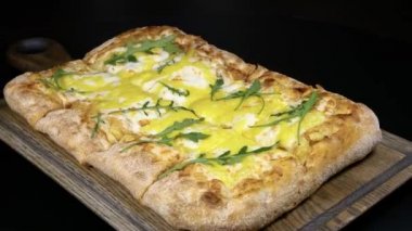 Peynirli ve marullu kare Roma pizzası.