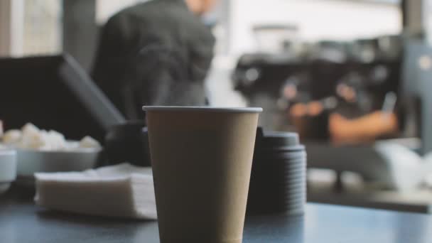 Hete koffie op de bar teller — Stockvideo