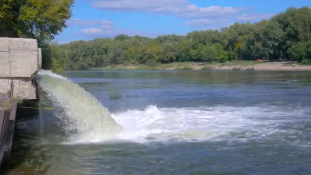 Lado wiew de agua sucia que descarga de tubería oxidada en el río, espacio de copia — Vídeos de Stock