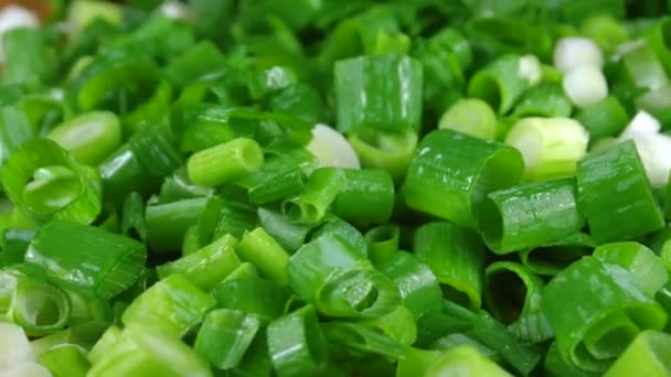 Cebolla verde picada con bucles de cerca . — Vídeos de Stock