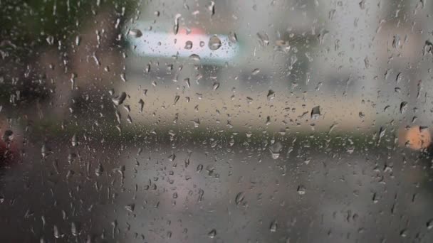 Glittrande regndroppar på glaset — Stockvideo