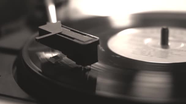 Vinylplaat op een retro speler — Stockvideo