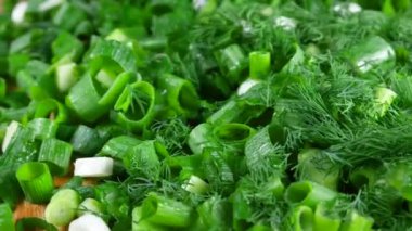 Arka plan olarak doğranmış dereotu ve soğan yeşillikleri