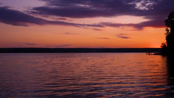 Lugnande vatten på sjön vid solnedgången — Stockvideo
