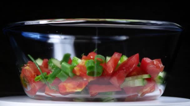 Salad of fresh vegetables, view through the glass walls of the bowl — Stock Video