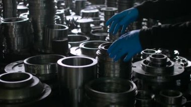 Fabrika parçaları deposunda çalışan bir işçi.