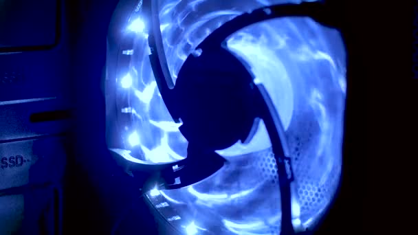 Elektrische ventilator met blauw licht close-up. — Stockvideo