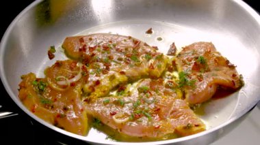 Kızarmış lezzetli biftekler yakın plan..