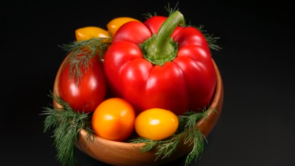 Κίτρινες και κόκκινες ντομάτες, γλυκοπιπεριές και χόρτα για προετοιμασία σαλάτας — Αρχείο Βίντεο