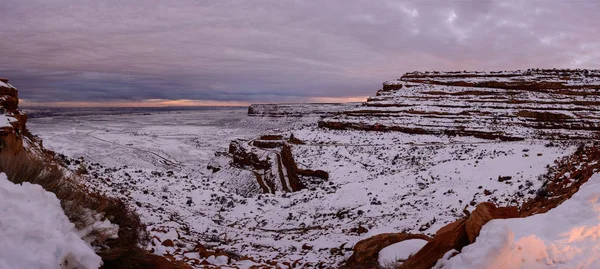 Wintersonnenuntergang auf der Spitze des Canyons in den USA — Stockfoto