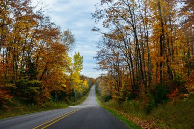 Sonbahar yol kayalar Ulusal Lakeshore resimde, Munising, mı, bize