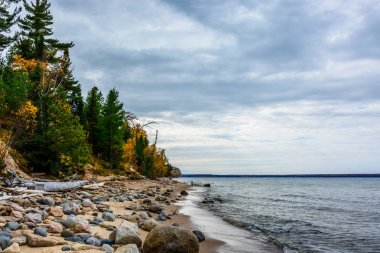 Taş coast için yapılan resimde kayalar Ulusal Lakeshore, ABD. Sonbahar fo