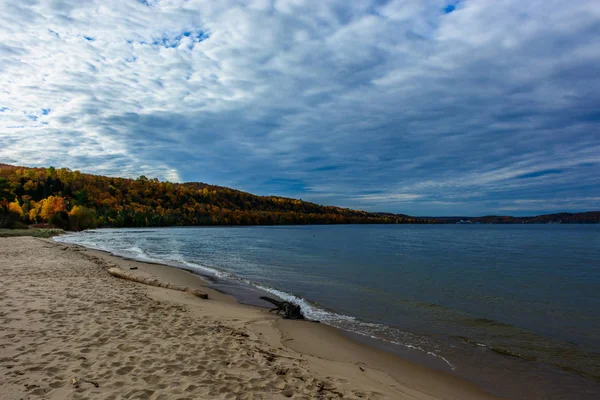 Zand kust in afgebeeld rotsen nationale Lakeshore, Verenigde Staten. — Stockfoto