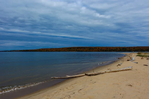 Zand kust in afgebeeld rotsen nationale Lakeshore, Verenigde Staten. — Stockfoto