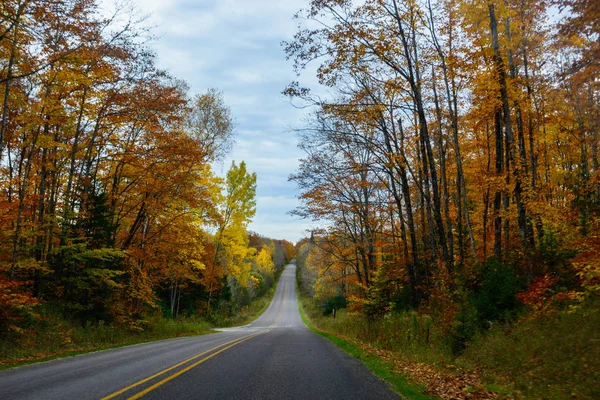 Fall road in Pictured Rocks National Lakeshore, Munising, MI, US — Stock Photo, Image