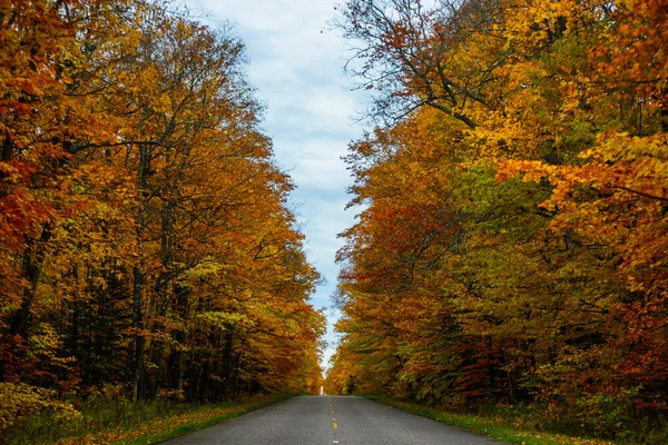 Hösten vägen i bilden Rocks National Lakeshore, Munising, Mi, oss — Stockfoto