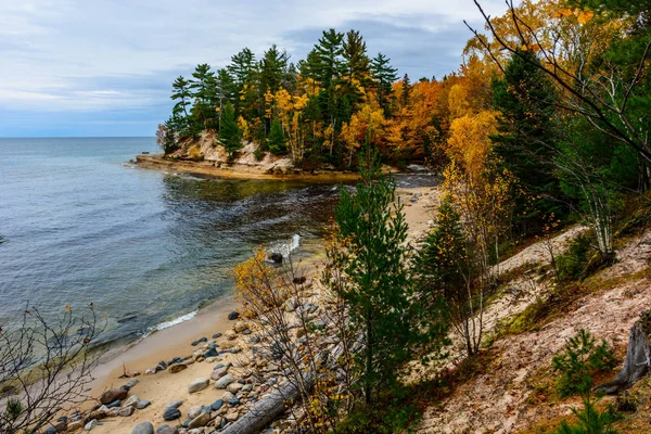 石海岸在图片岩石国家湖岸, 美国。秋季 — 图库照片