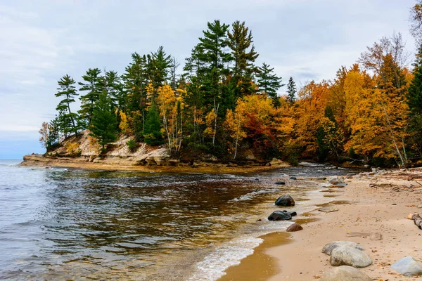 Stone coast in Pictured Rocks National Lakeshore, USA. Autumn fo — Stock Photo, Image