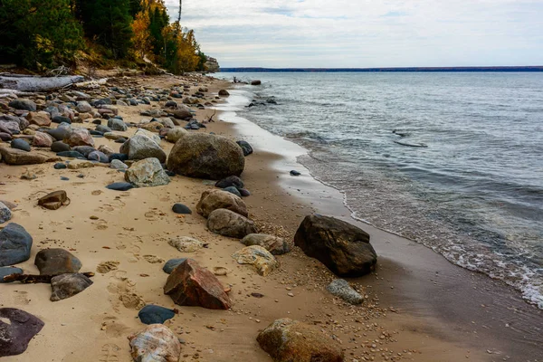 Stone kust in afgebeeld rotsen nationale Lakeshore, Verenigde Staten. Herfst fo — Stockfoto