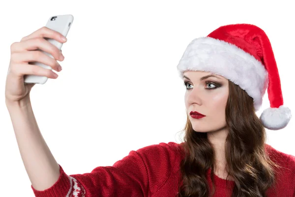 Attraktiv kvinna i santa hatt tar selfie — Stockfoto