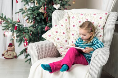 Noel ağacının yanında iskambil ile kız tablet Pc