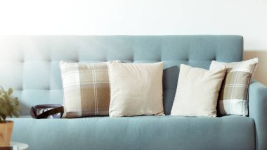 Sanal gerçeklik bir kanepede yatan gözlükler. VR kulaklık. Yaşam tarzı sanal gerçeklik kavramı.