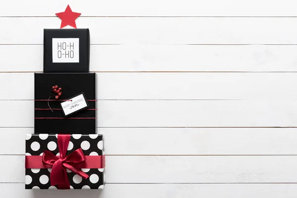 Elegante y hermosa Navidad negra, roja y blanca presenta, en forma de árbol de Navidad — Foto de Stock