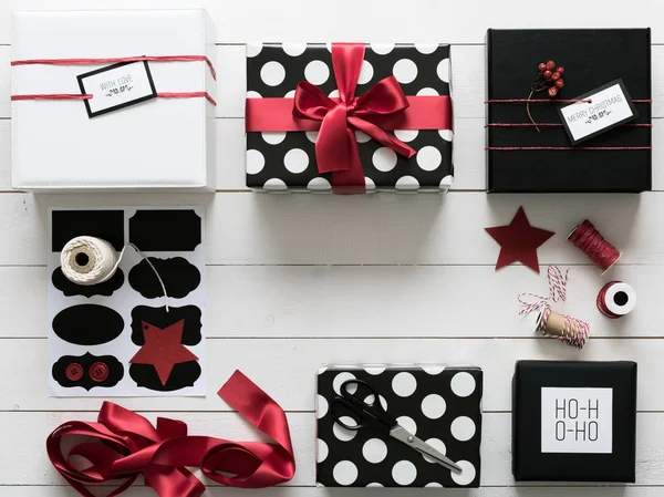 Elegante y hermoso negro, rojo y blanco regalos de Navidad, estación de embalaje — Foto de Stock