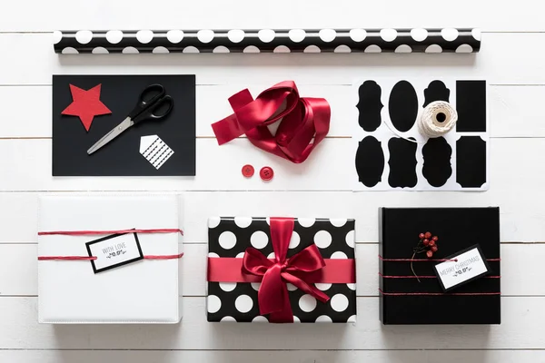 Elegante y hermoso negro, rojo y blanco regalos de Navidad, estación de embalaje — Foto de Stock