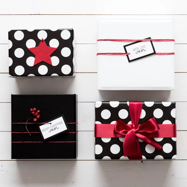Muchos elegantes y bellamente envueltos regalos de Navidad en blanco, rojo y negro — Foto de Stock