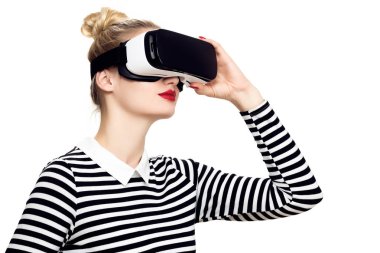 Çekici kadın sanal gerçeklik gözlük takıyorum. VR kulaklık. Beyaz arka plan üzerinde sanal gerçeklik kavramı