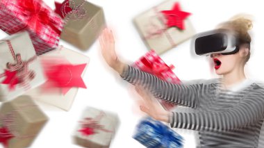 Çekici kadın sanal gerçeklik gözlük takıyorum. VR kulaklık. Olağandışı xmas çift pozlama sanal gerçeklik kavramı.