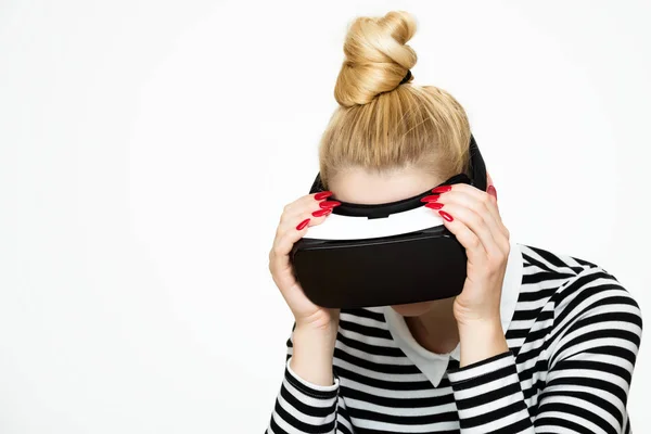 Mulher atraente usando óculos de realidade virtual. Auscultadores VR. Conceito de realidade virtual em fundo branco — Fotografia de Stock