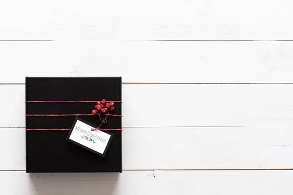 Elegante y hermoso regalo de Navidad en negro, rojo y blanco — Foto de Stock
