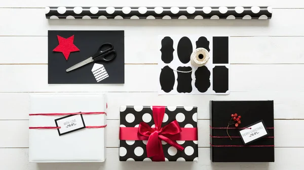 Elegant and beautiful black, red and white christmas presents, wrapping station — Stock Photo, Image