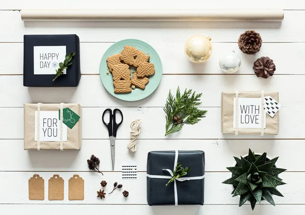 Elegante navidad retro nórdica, estación de envoltura, vista al escritorio desde arriba, concepto de bricolaje — Foto de Stock