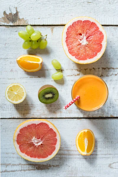 Mode de vie sain et concept de régime alimentaire. Fruits, pilules et suppléments vitaminés, flatlay — Photo