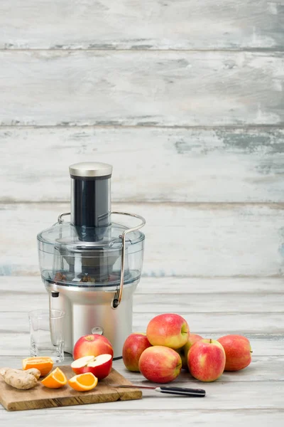 Presse-agrumes électrique moderne et divers fruits sur le comptoir de cuisine, concept de mode de vie sain — Photo