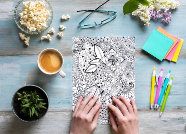 Düz lay, kadın boyama yetişkin renklendirme kitapları, yeni stres giderici eğilim