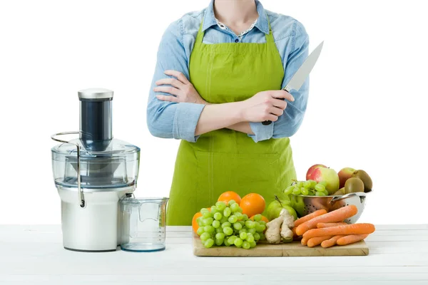 Donna anonima che indossa un grembiule, preparare succo di frutta fresca utilizzando spremiagrumi elettrici moderni, concetto di stile di vita sano su sfondo bianco — Foto Stock