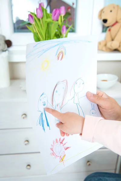 Leuk blond meisje geven haar vader een tekening, vaders dag concept — Stockfoto