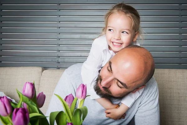 Mutlu aile kavramı, baba ve kız portre, eğleniyor bir kanepede oturan — Stok fotoğraf