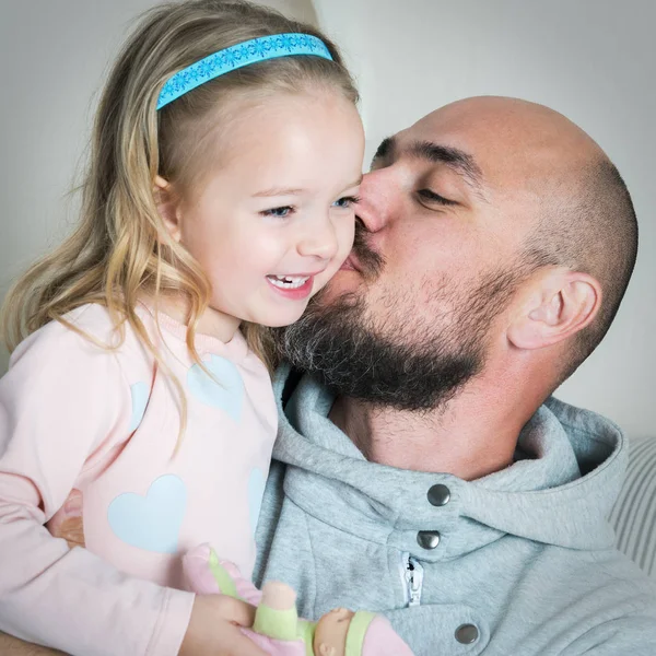 Счастливый портрет отца и дочери, папа целует свою дочь — стоковое фото