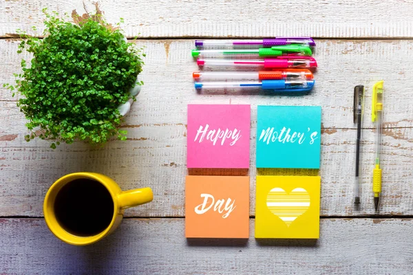 Buon messaggio della festa della mamma scritto su note adesive colorate, sfondo in legno vintage bianco — Foto Stock