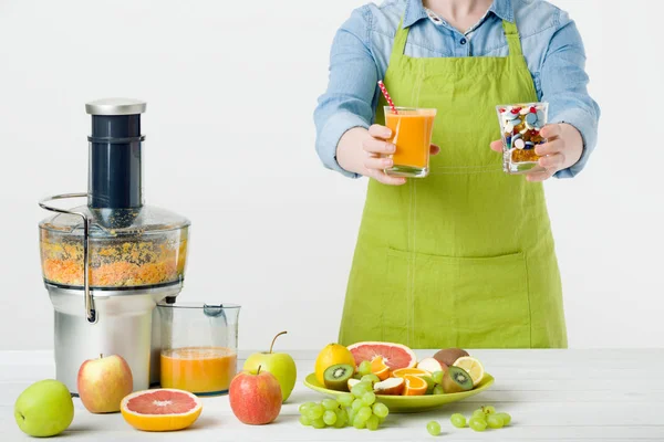 Mode de vie sain et concept de régime alimentaire. Jus de fruits, pilules et suppléments vitaminés, femme faisant un choix, concept — Photo